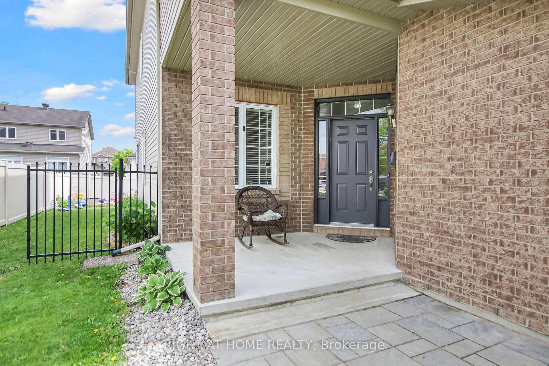 Photo 2 of 915 Gosnell Terrace, Ottawa, Fallingbrook/Gardenway South — HOMEH