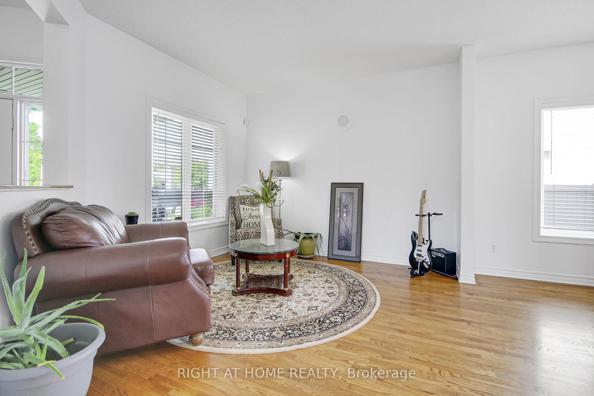 Photo 5 of 915 Gosnell Terrace, Ottawa, Fallingbrook/Gardenway South — HOMEH
