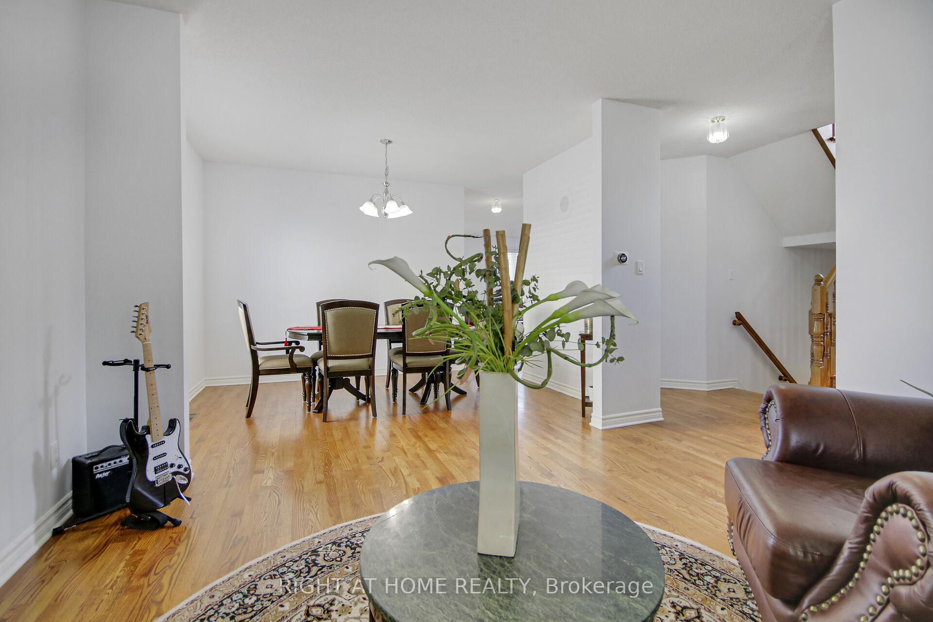 Photo 7 of 915 Gosnell Terrace, Ottawa, Fallingbrook/Gardenway South — HOMEH