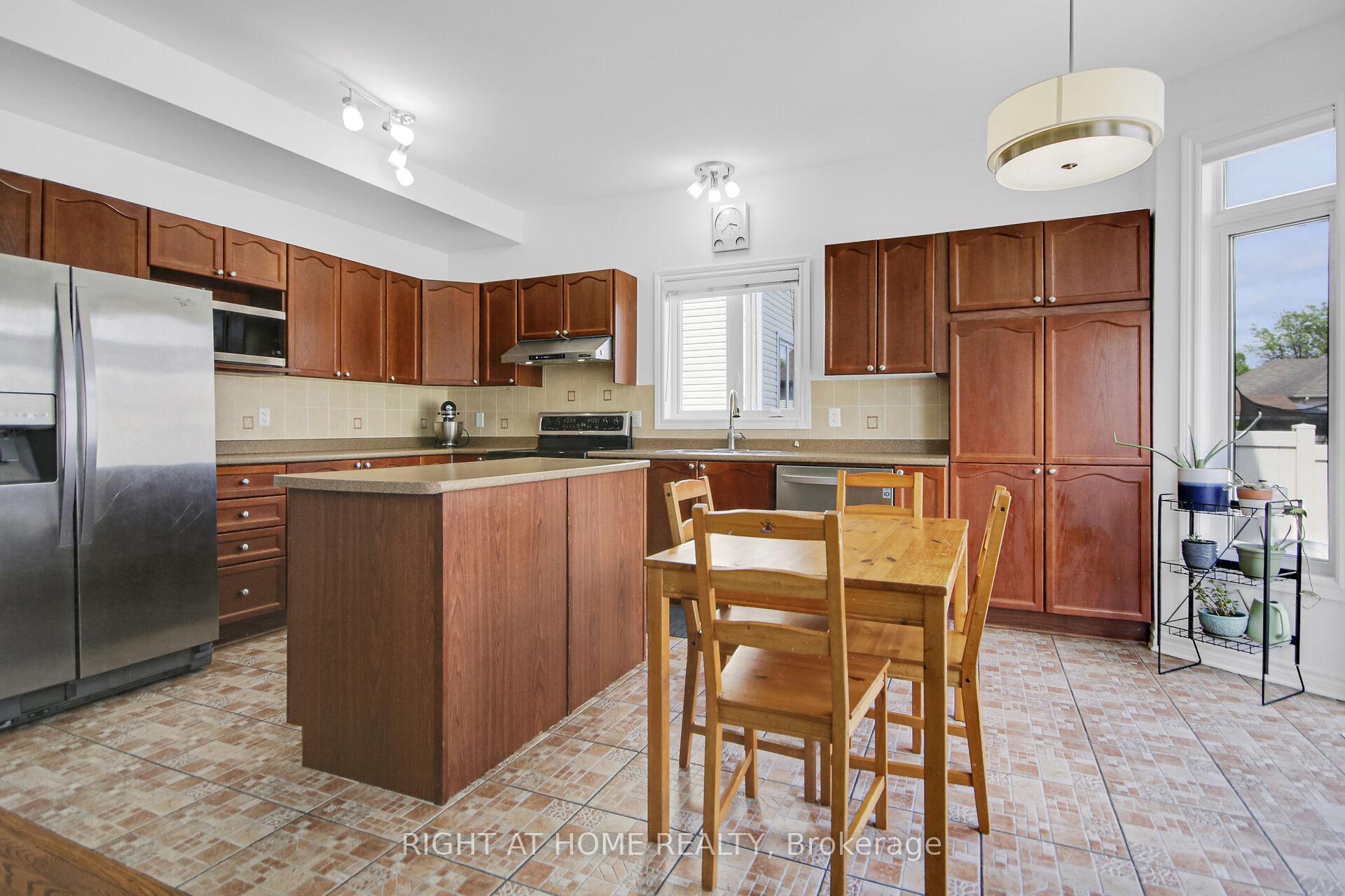 Photo 10 of 915 Gosnell Terrace, Ottawa, Fallingbrook/Gardenway South — HOMEH