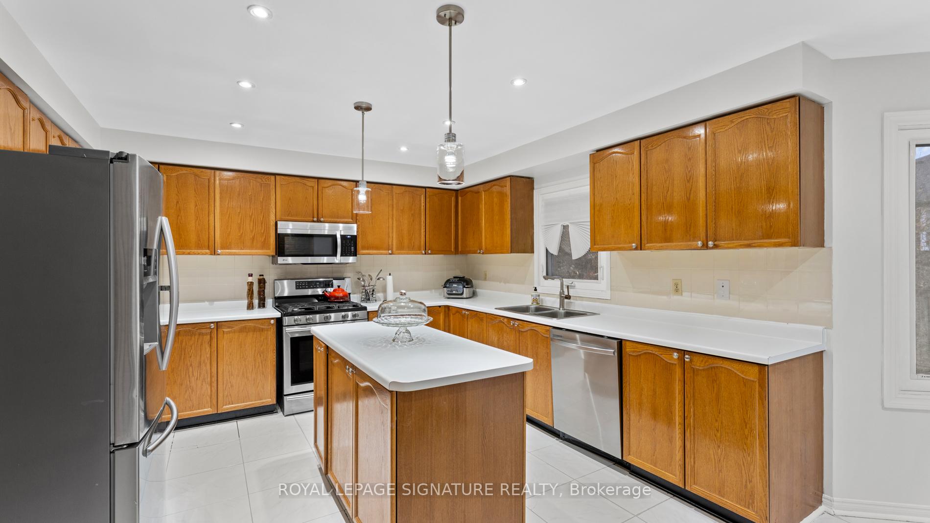 Photo 8 of 583 Foxwood Trail, Pickering, Amberlea — HOMEH