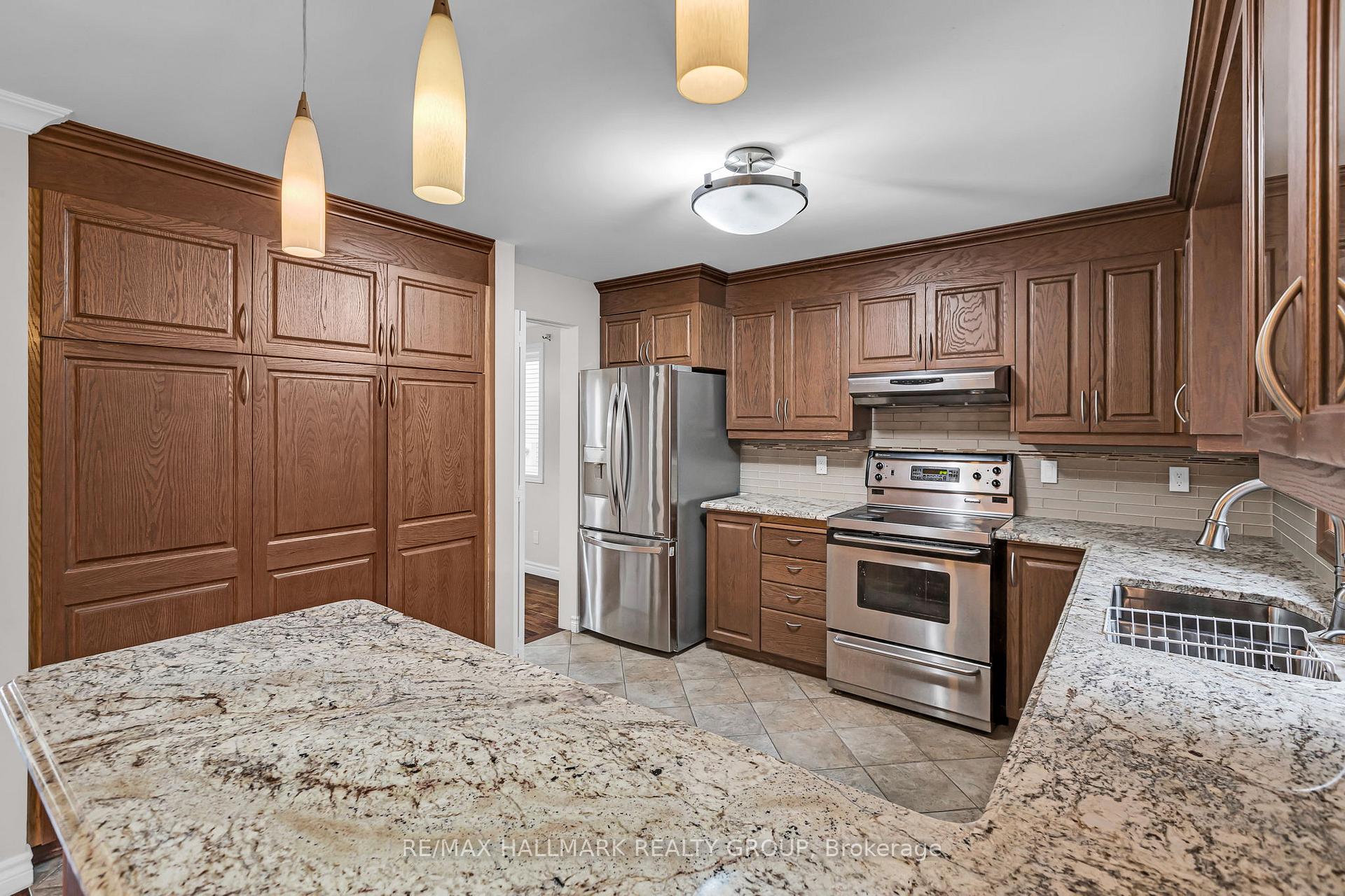 Photo 12 of 1660 Des Broussailles Terrace, Ottawa, Chapel Hill — HOMEH