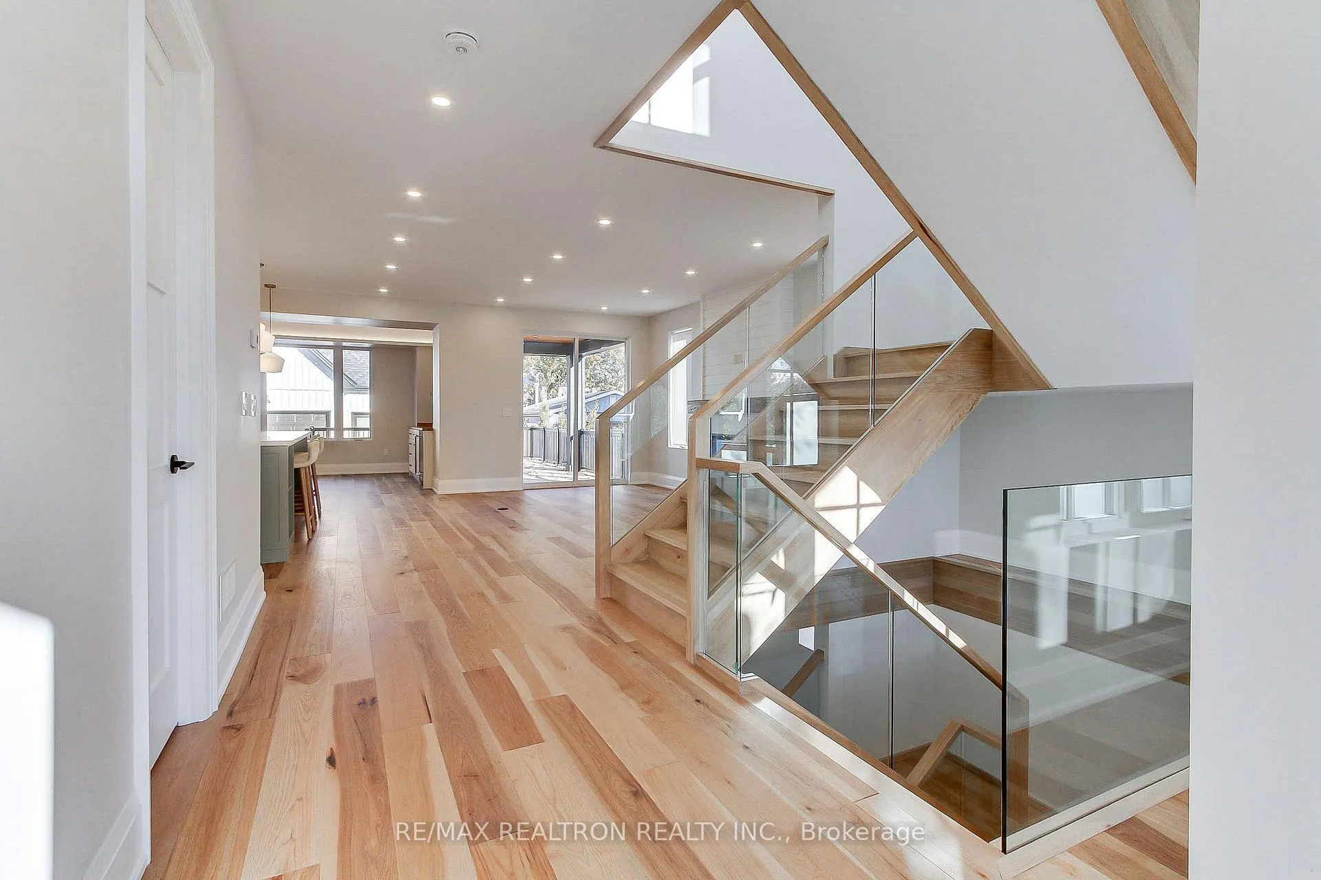 Photo 6 of 667 Pleasant Street, Pickering, Bay Ridges — HOMEH