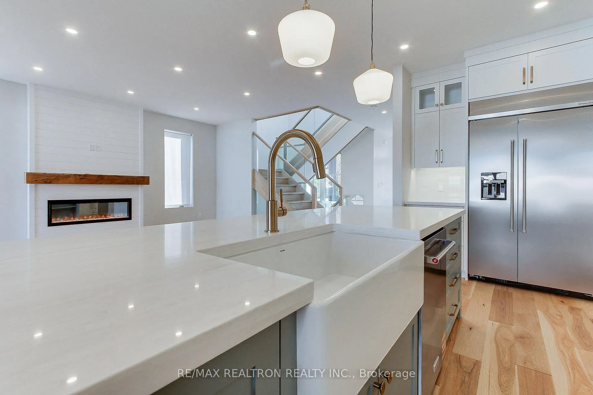 Photo 10 of 667 Pleasant Street, Pickering, Bay Ridges — HOMEH