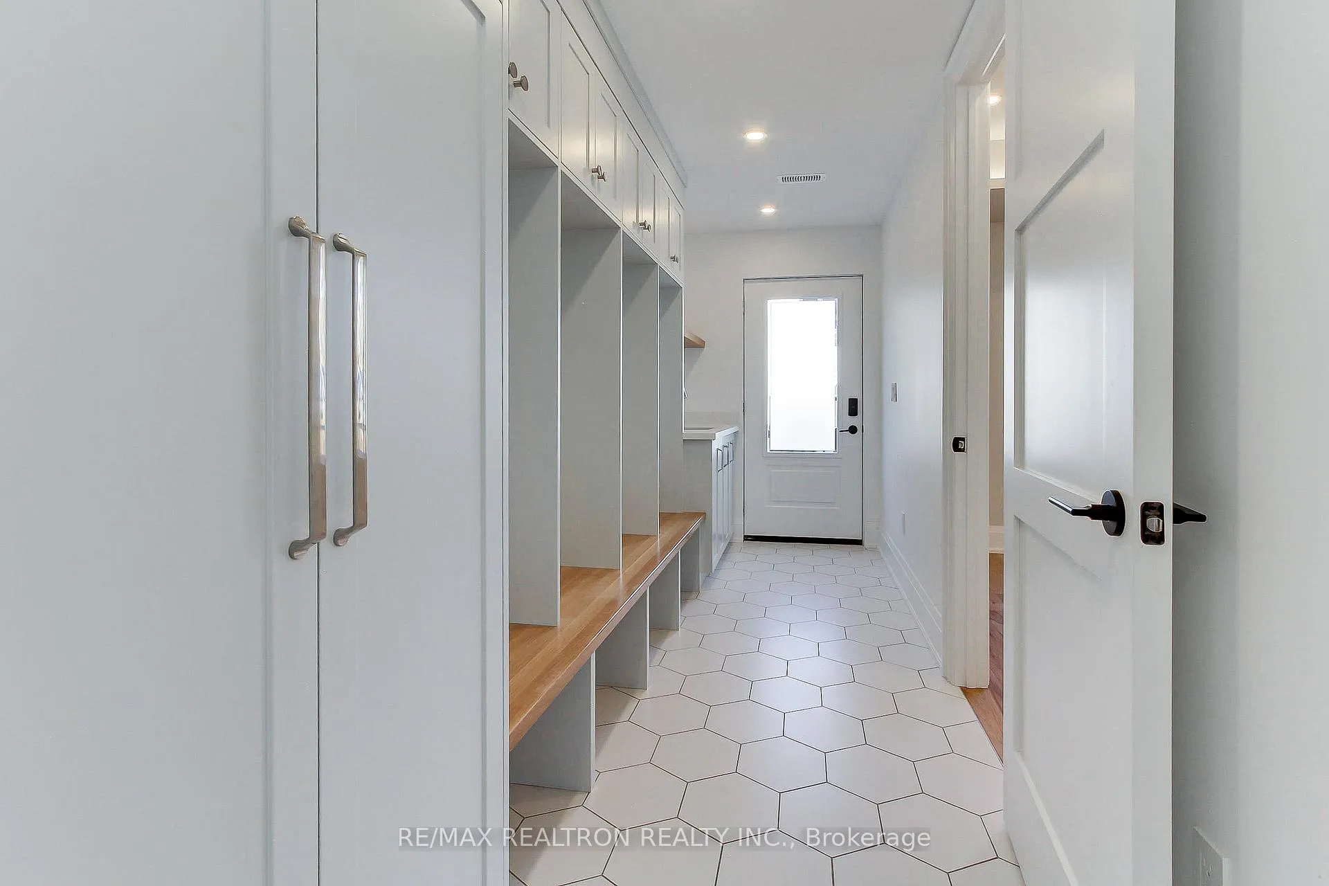 Photo 14 of 667 Pleasant Street, Pickering, Bay Ridges — HOMEH