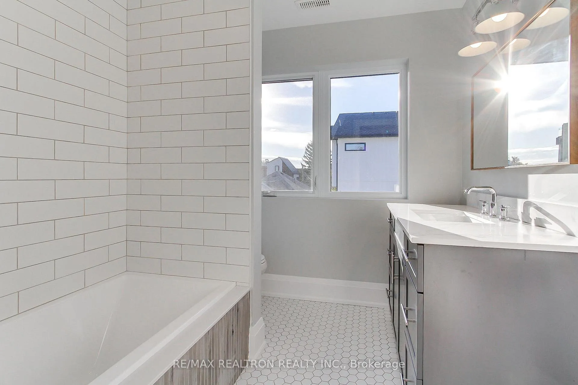 Photo 40 of 667 Pleasant Street, Pickering, Bay Ridges — HOMEH