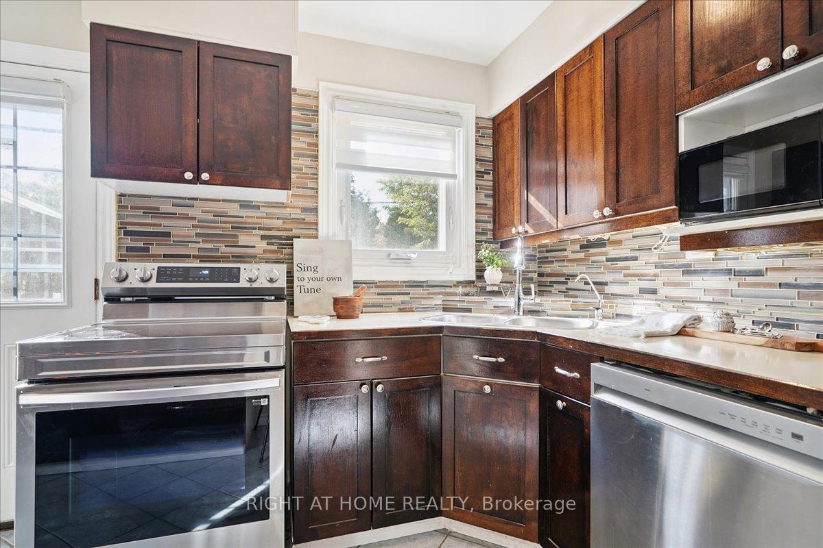 Photo 18 of 618 Minto Street, Oshawa, O'Neill — HOMEH