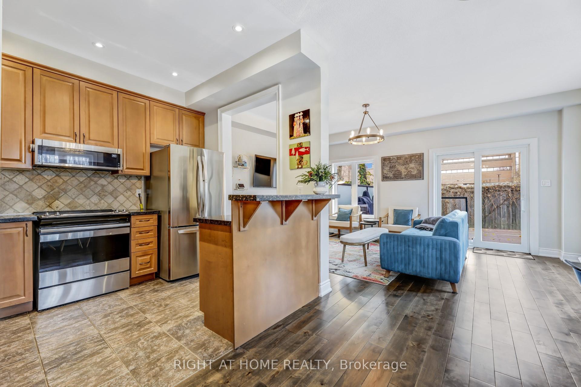 Photo 6 of 260 Tom Taylor Crescent, Newmarket, Summerhill Estates — HOMEH