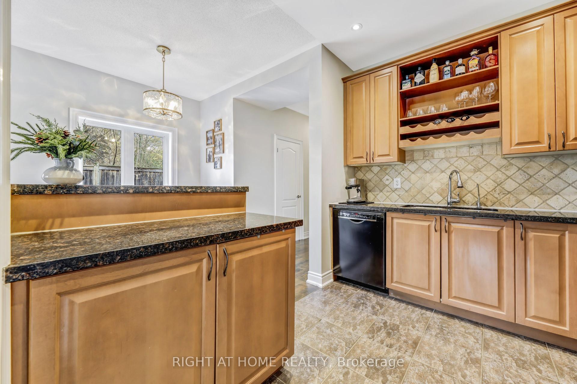Photo 9 of 260 Tom Taylor Crescent, Newmarket, Summerhill Estates — HOMEH