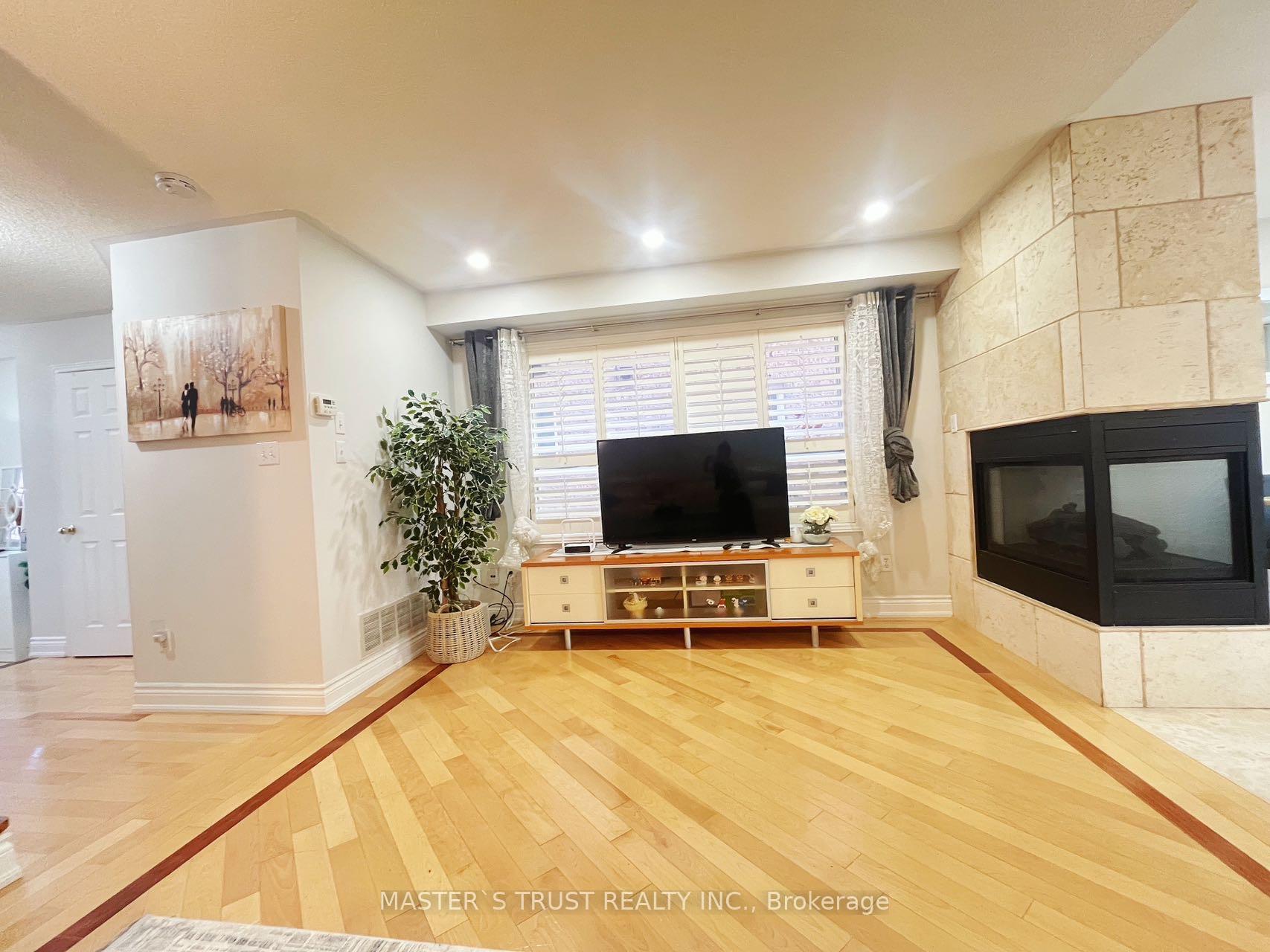 Photo 4 of 596 Willowick Drive, Newmarket, Stonehaven-Wyndham — HOMEH