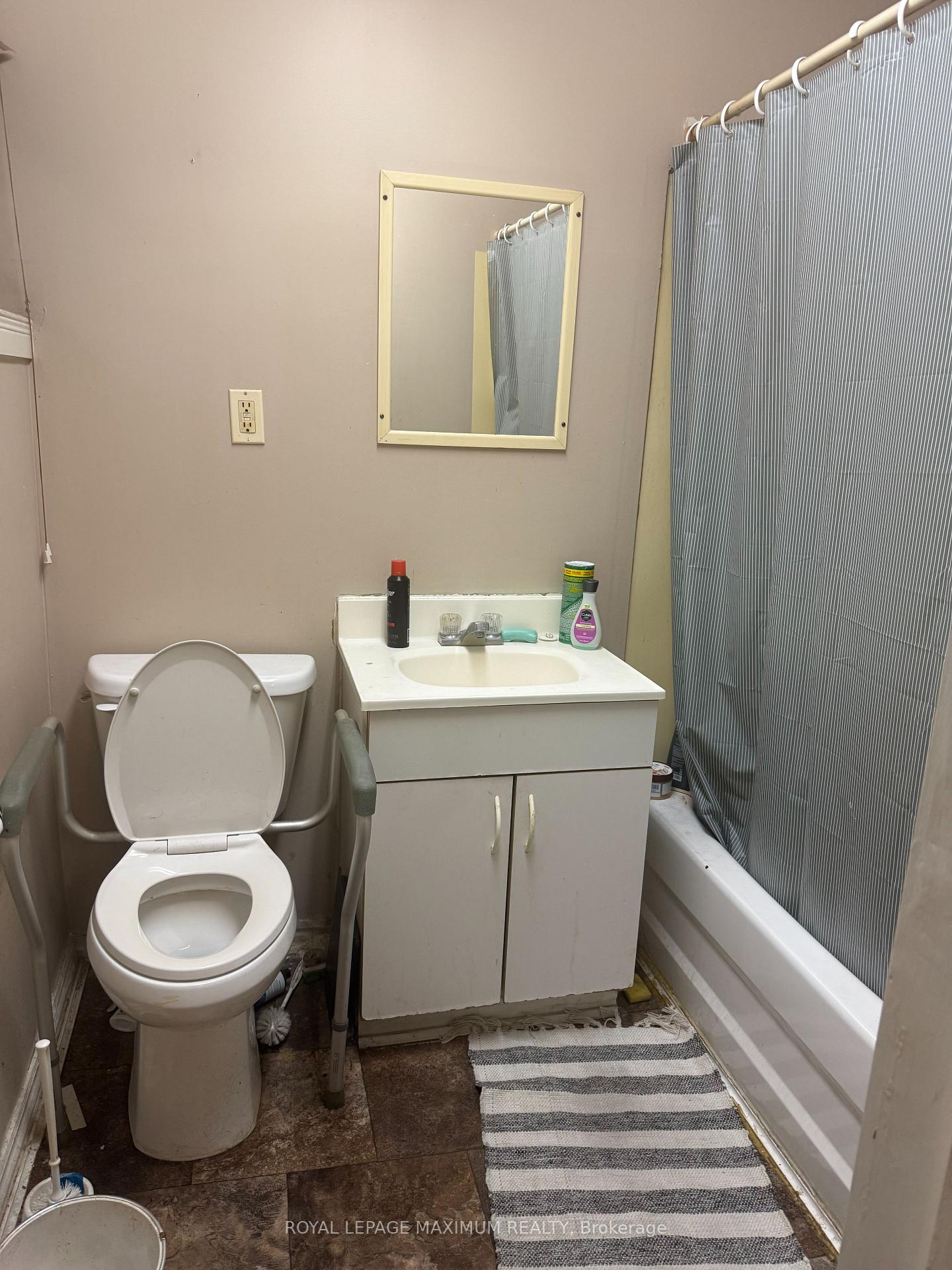 Photo 10 of 264 Athol Street E, Oshawa, Central — HOMEH