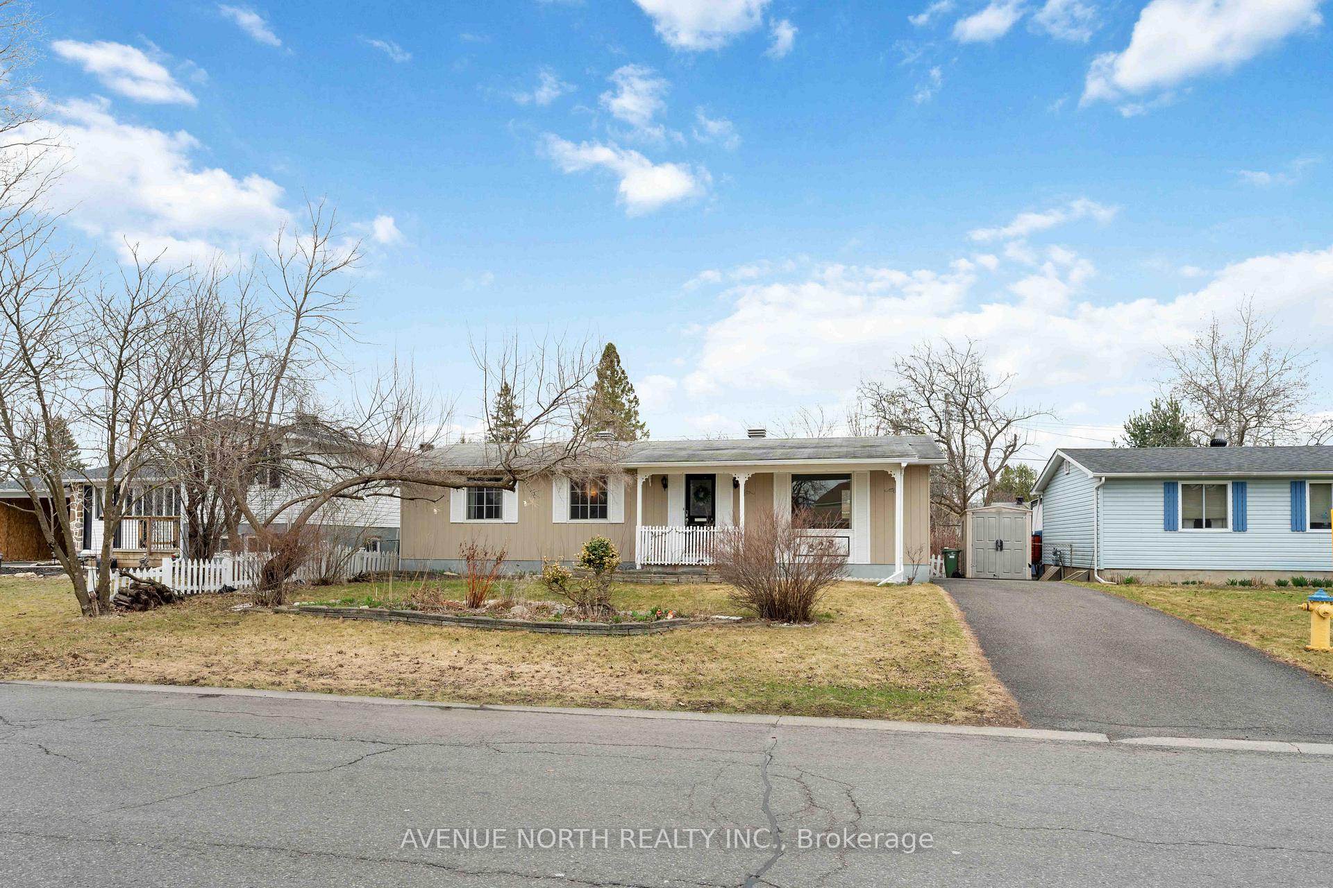 Photo 3 of 328 Amiens Street, Ottawa, Bilberry Creek/Queenswood Heights — HOMEH