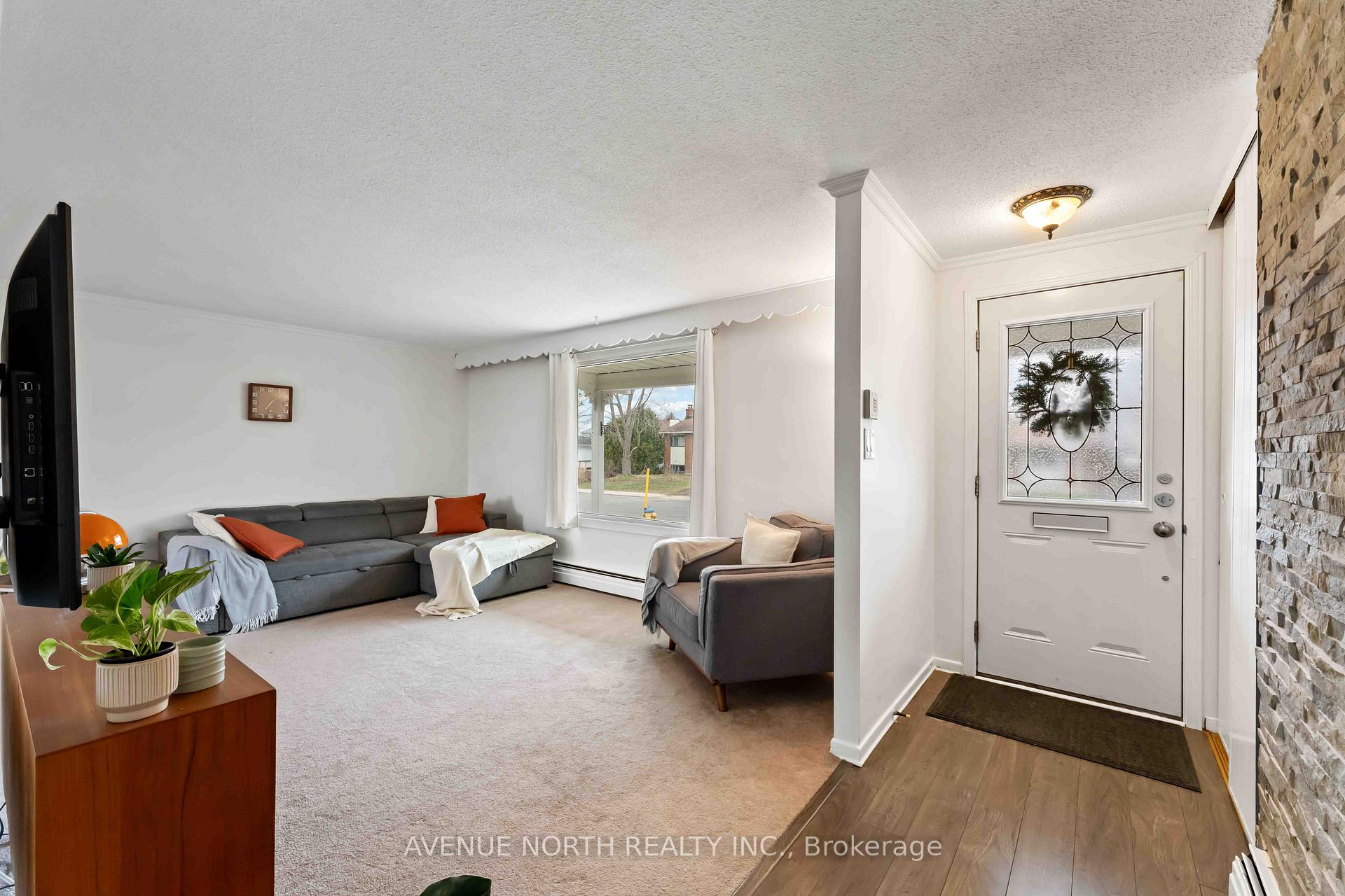 Photo 5 of 328 Amiens Street, Ottawa, Bilberry Creek/Queenswood Heights — HOMEH