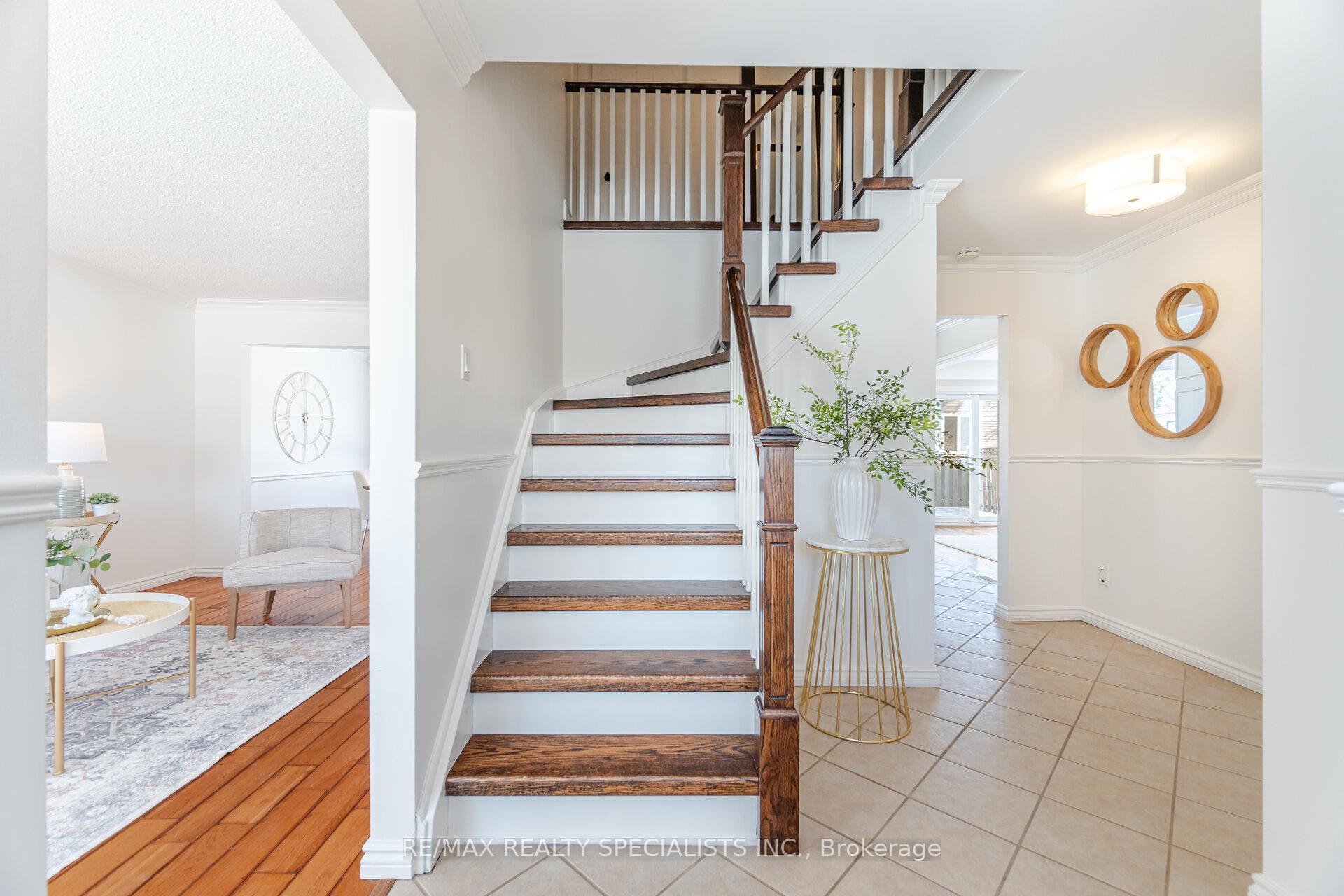 Photo 4 of 563 Farmstead Drive, Milton, Bronte Meadows — HOMEH
