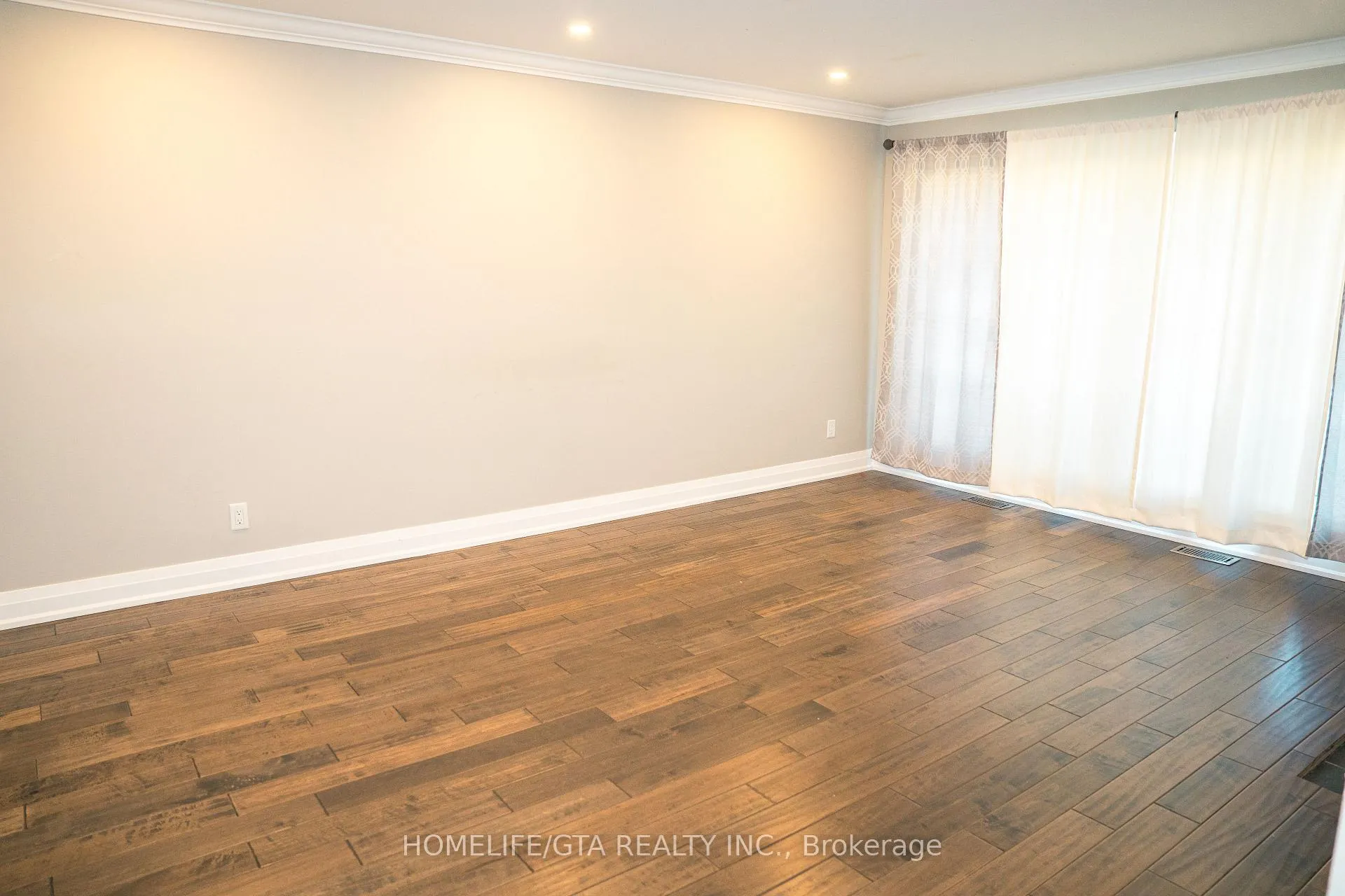 Photo 5 of 445 Rossland Road W, Oshawa, McLaughlin — HOMEH