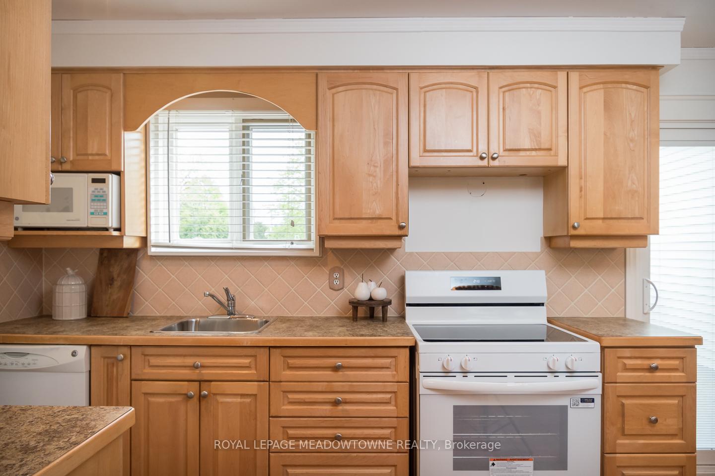 Photo 12 of 852 Edison Court, Milton, Dorset Park — HOMEH