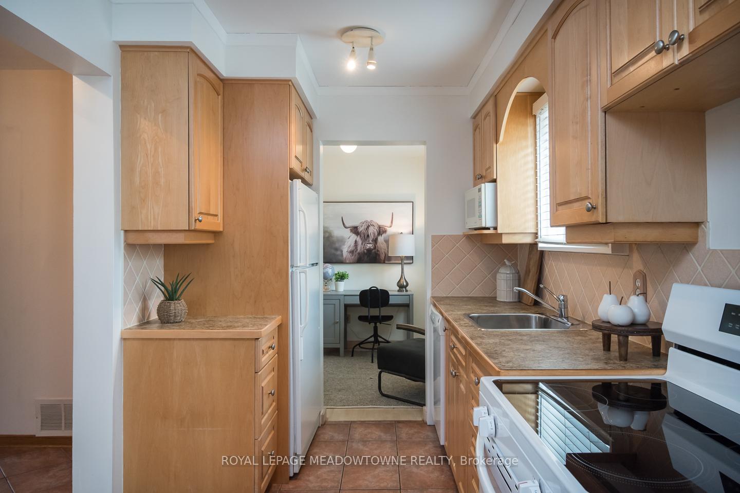 Photo 13 of 852 Edison Court, Milton, Dorset Park — HOMEH