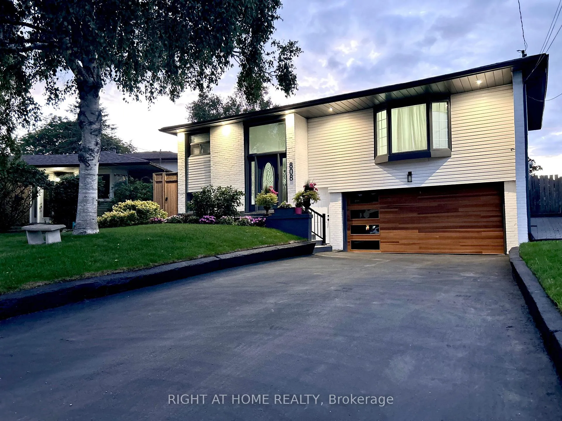 Photo 2 of 808 Sanok Drive, Pickering, West Shore — HOMEH