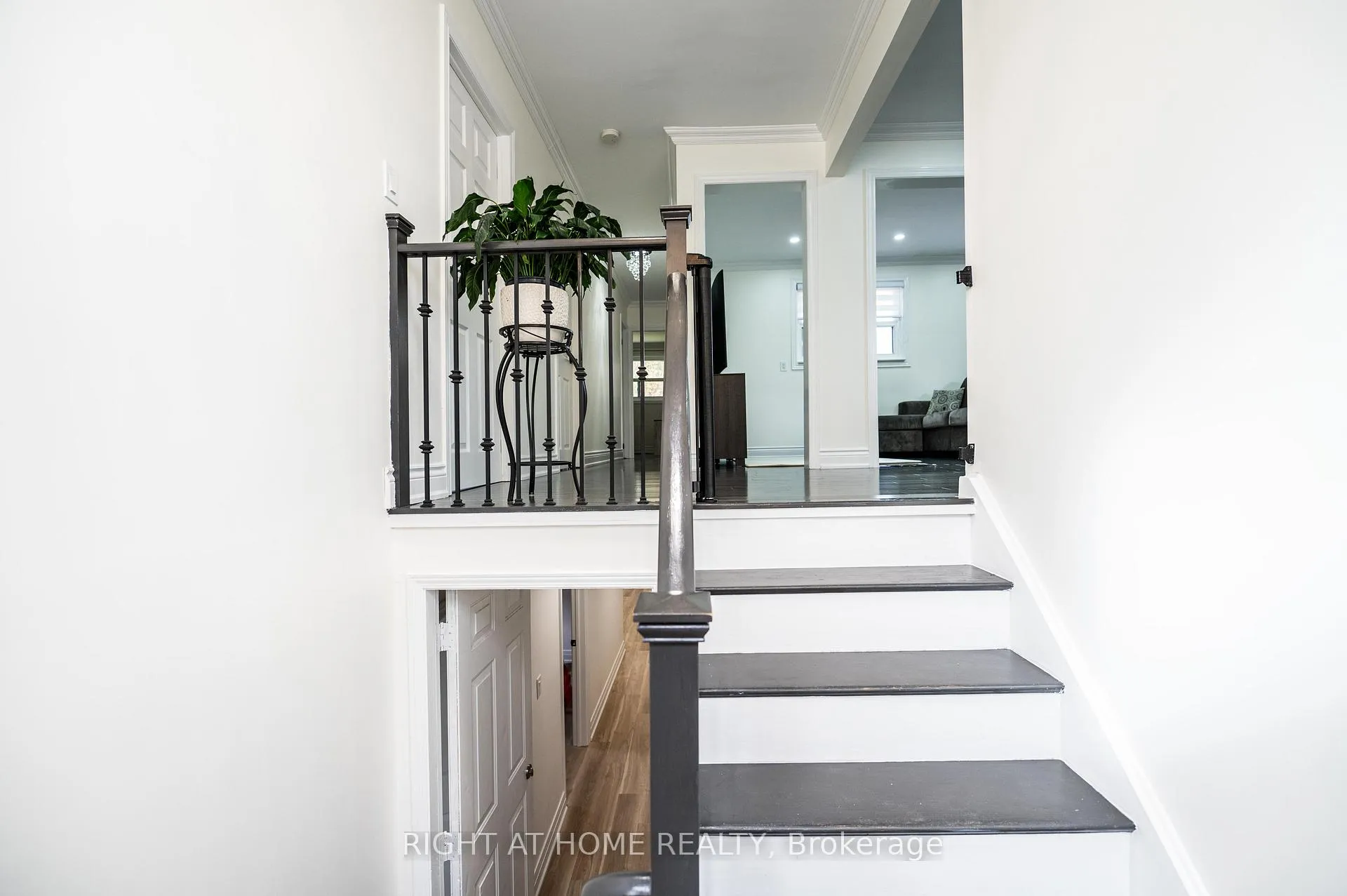 Photo 4 of 808 Sanok Drive, Pickering, West Shore — HOMEH