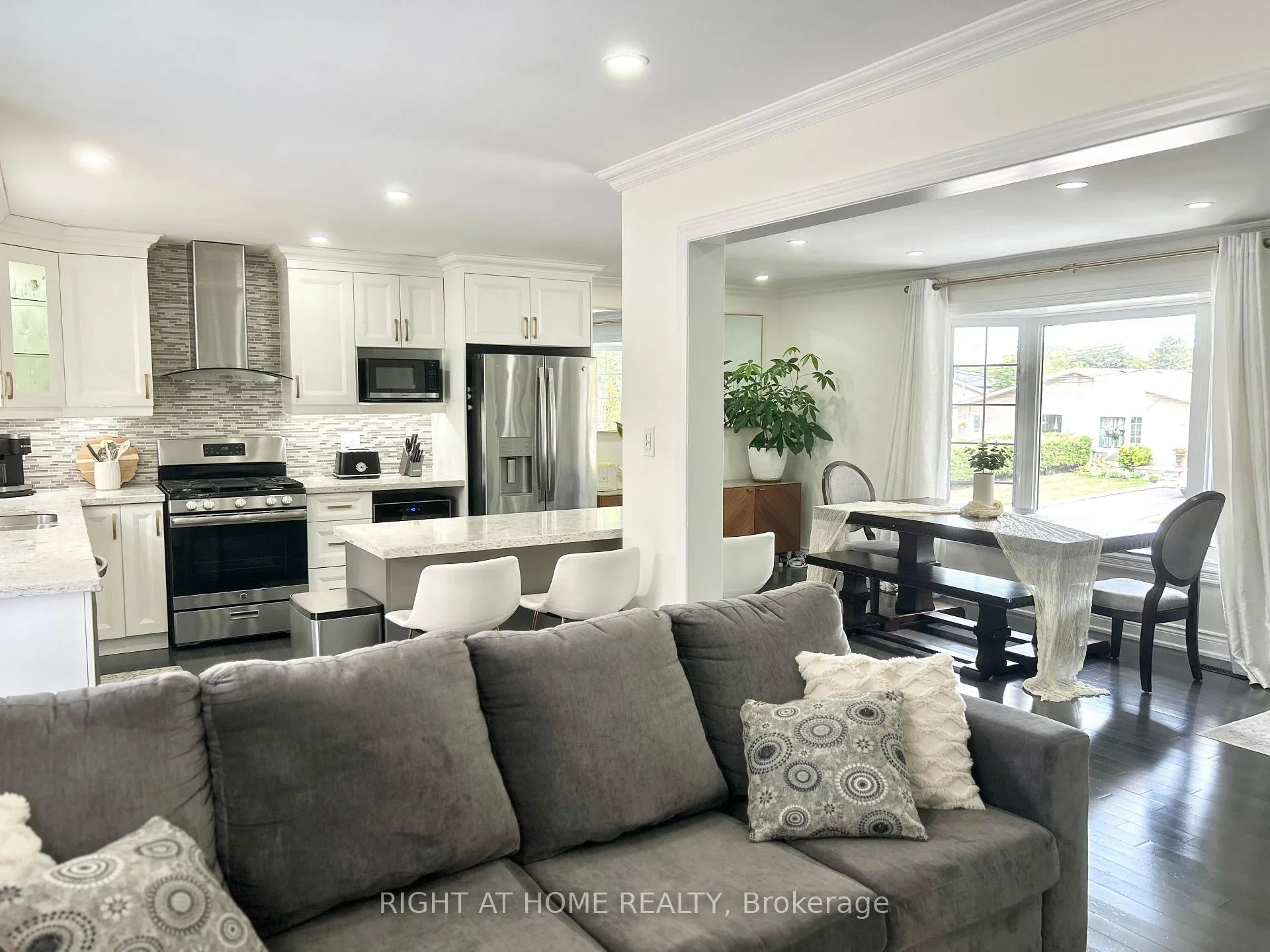 Photo 10 of 808 Sanok Drive, Pickering, West Shore — HOMEH