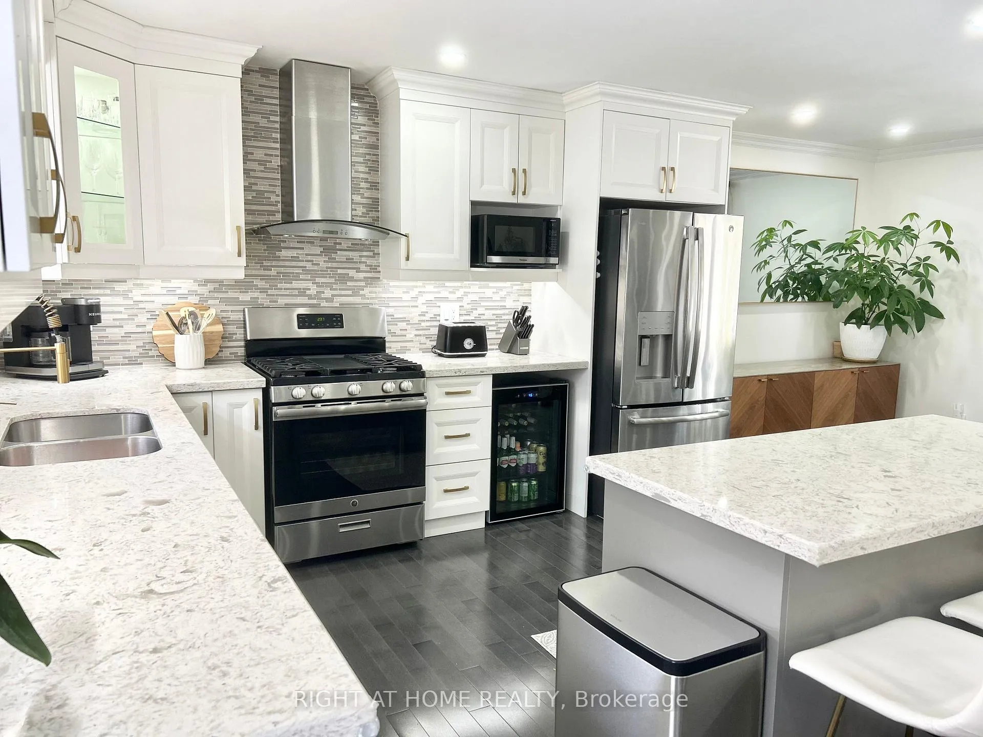 Photo 11 of 808 Sanok Drive, Pickering, West Shore — HOMEH