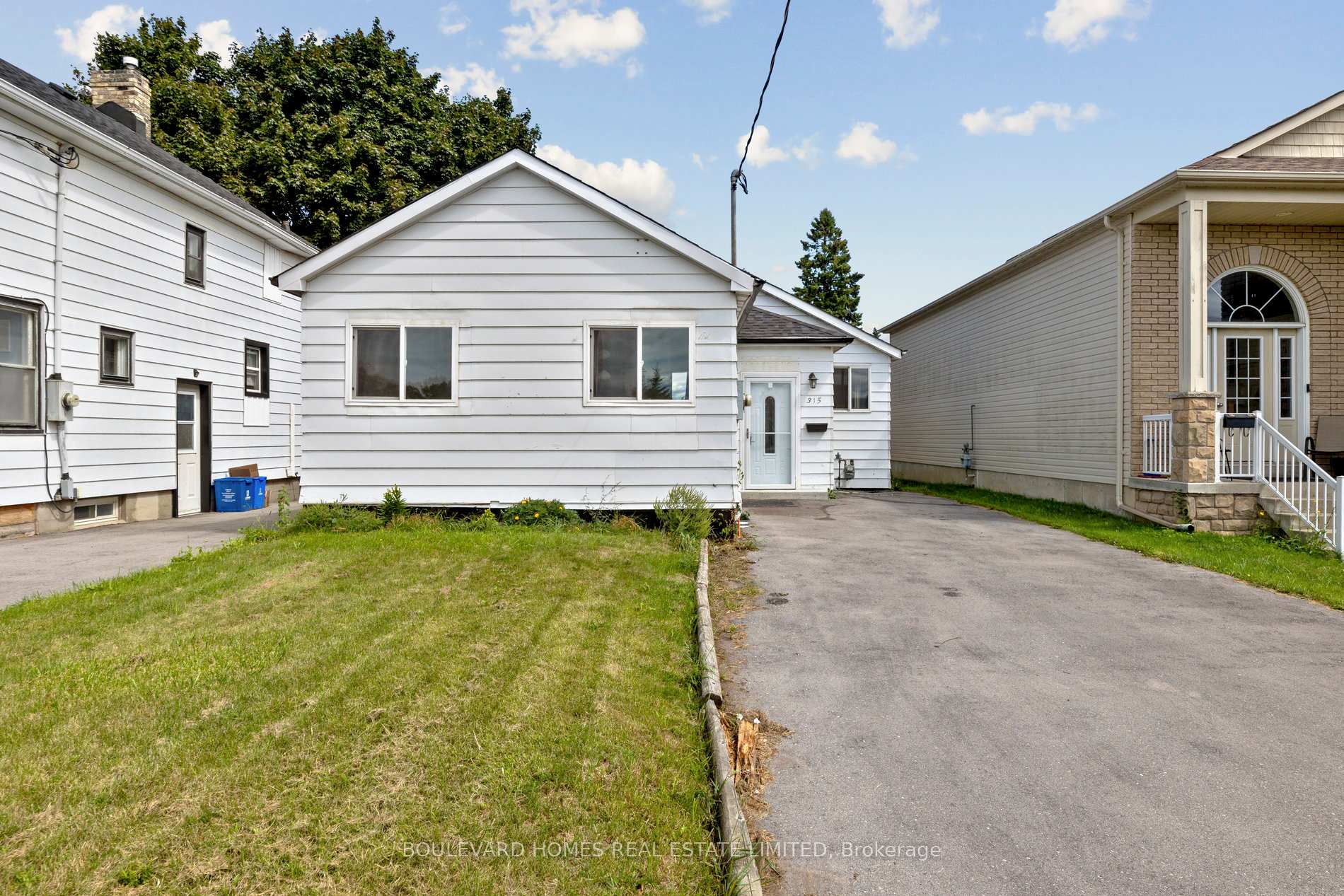 Front of 315 Oshawa Boulevard N