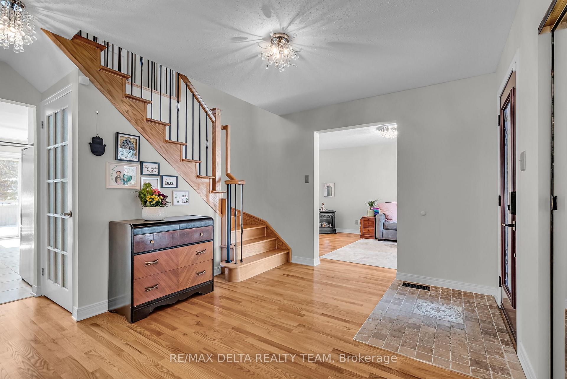 Photo 4 of 620 Glenside Terrace, Ottawa, Fallingbrook/Ridgemount — HOMEH