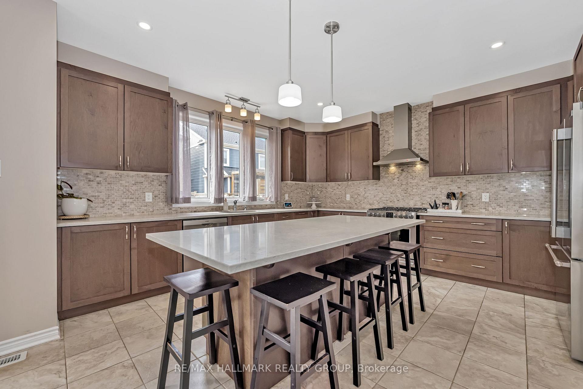 Photo 9 of 160 Bartonia Circle, Ottawa, Avalon West — HOMEH