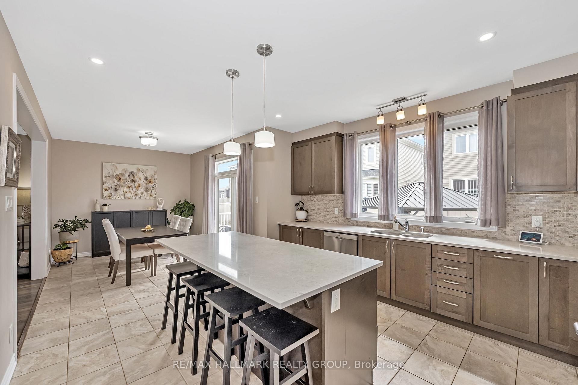 Photo 10 of 160 Bartonia Circle, Ottawa, Avalon West — HOMEH