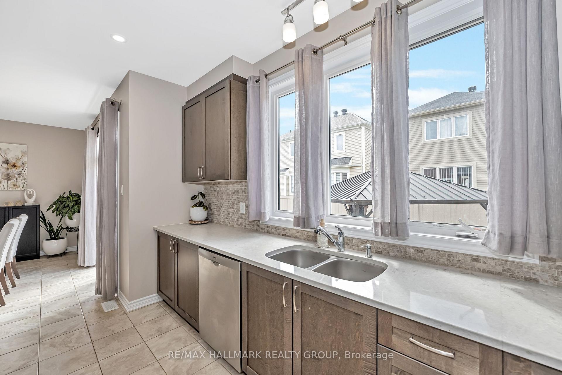 Photo 11 of 160 Bartonia Circle, Ottawa, Avalon West — HOMEH