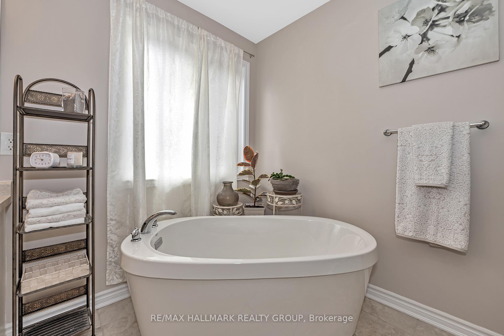 Photo 18 of 160 Bartonia Circle, Ottawa, Avalon West — HOMEH