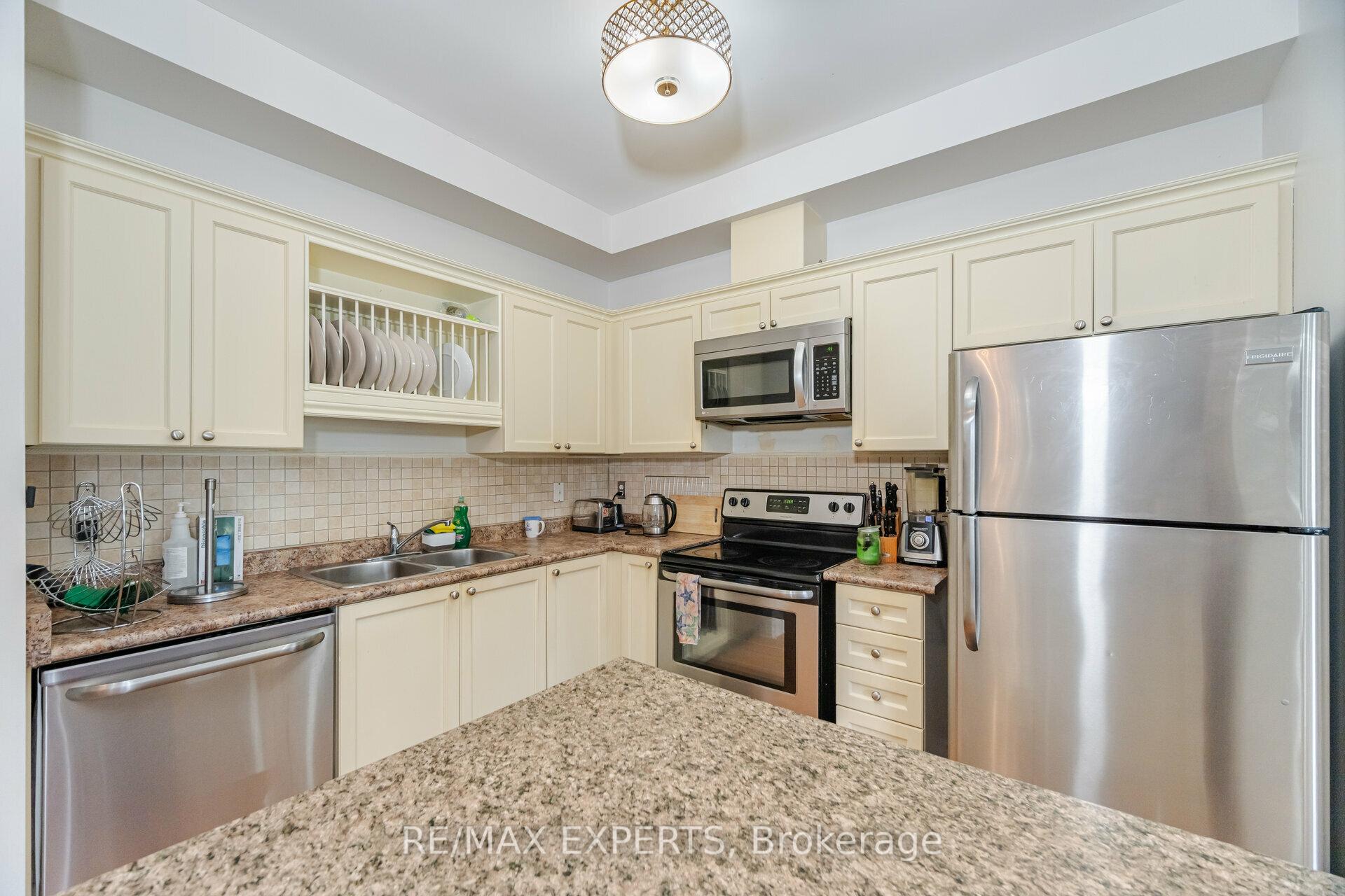 Photo 4 of 222 Tom Taylor Crescent, Newmarket, Summerhill Estates — HOMEH