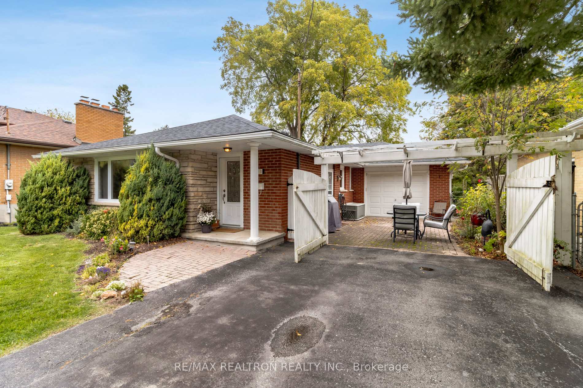 Front of 111 Avenue Road