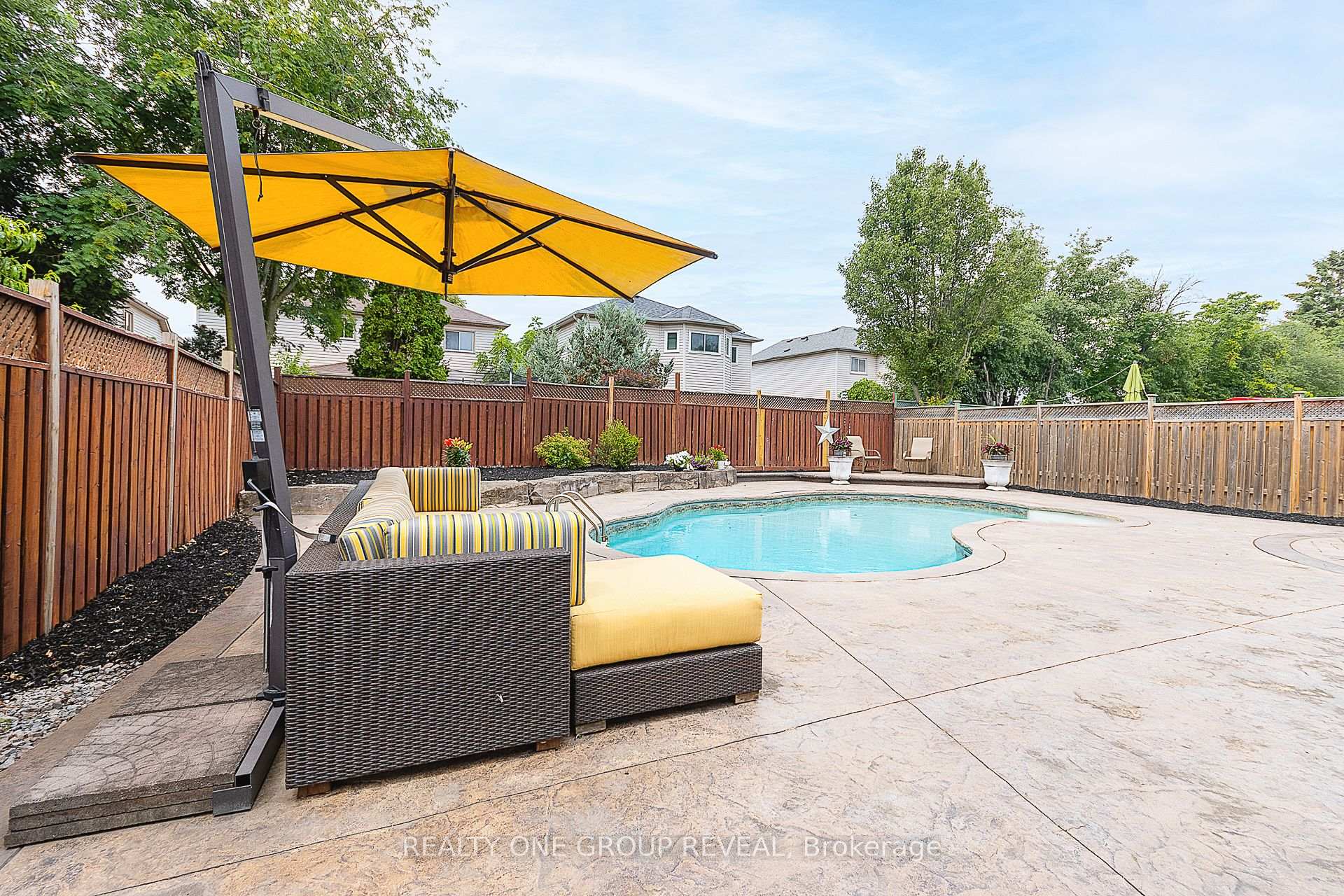 Photo 2 of 1003 Catskill Drive, Oshawa, Northglen — HOMEH