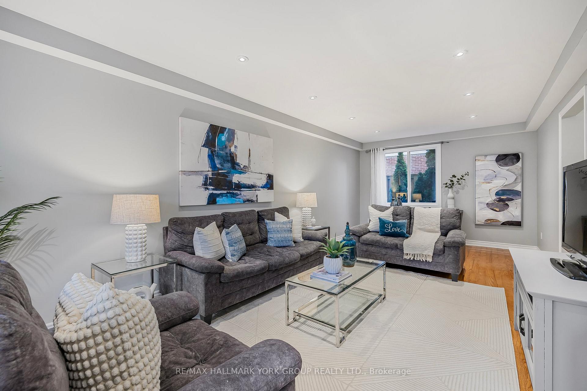 Photo 2 of 401 Handley Crescent, Newmarket, Central Newmarket — HOMEH