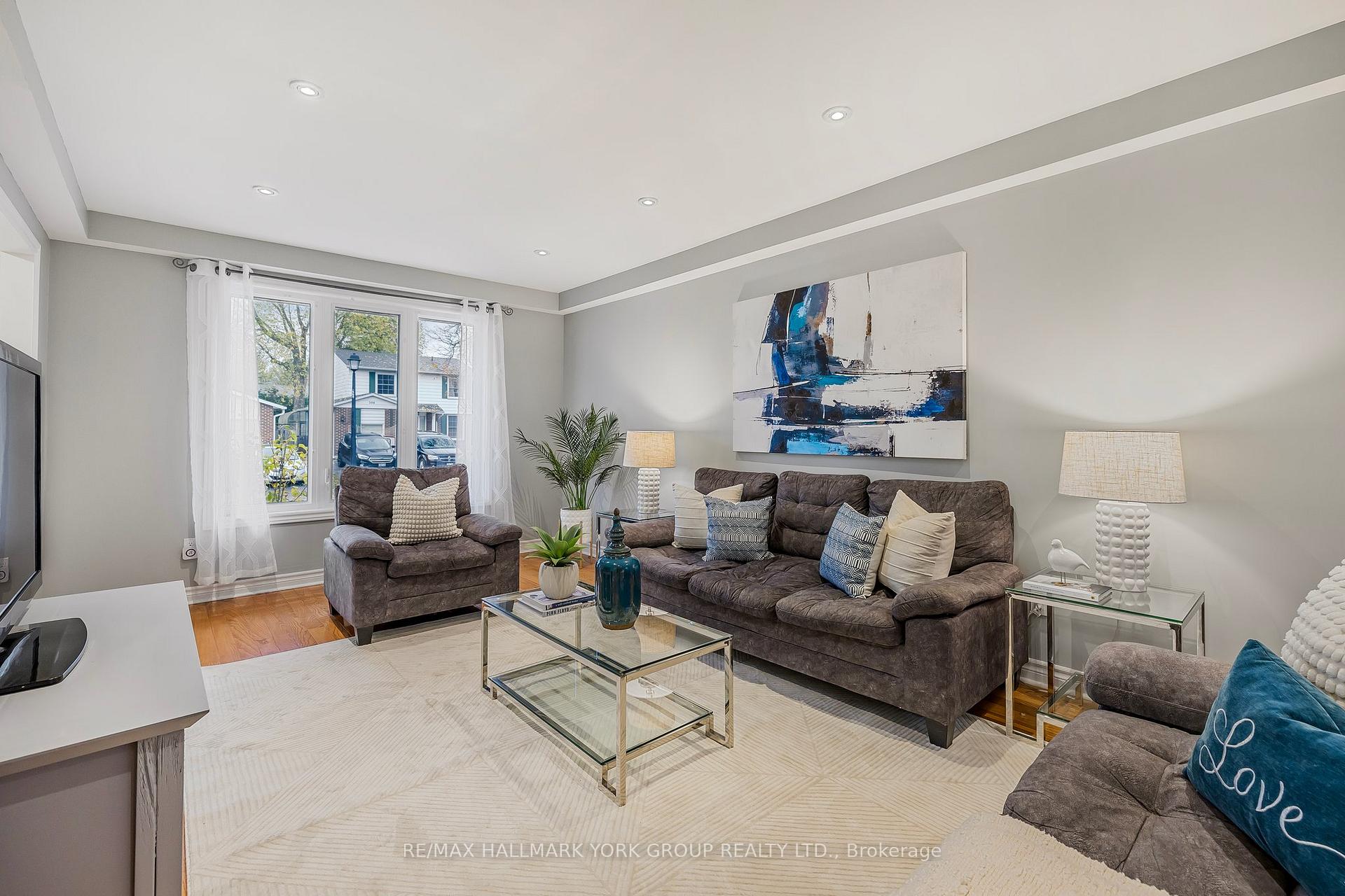 Photo 3 of 401 Handley Crescent, Newmarket, Central Newmarket — HOMEH