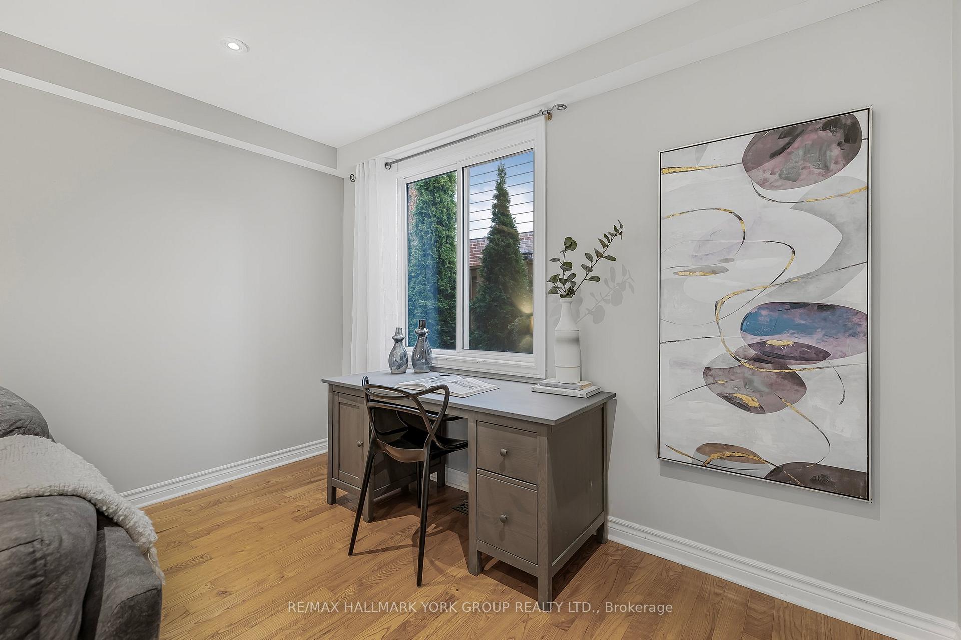 Photo 4 of 401 Handley Crescent, Newmarket, Central Newmarket — HOMEH