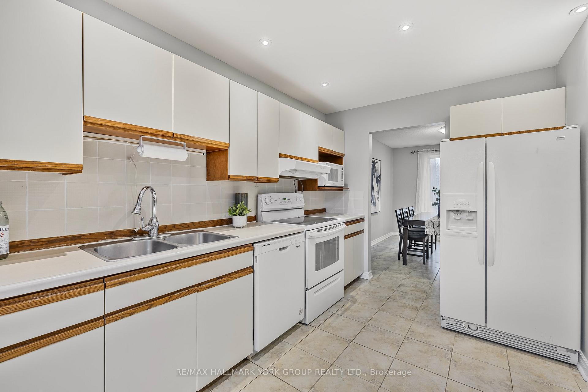 Photo 5 of 401 Handley Crescent, Newmarket, Central Newmarket — HOMEH