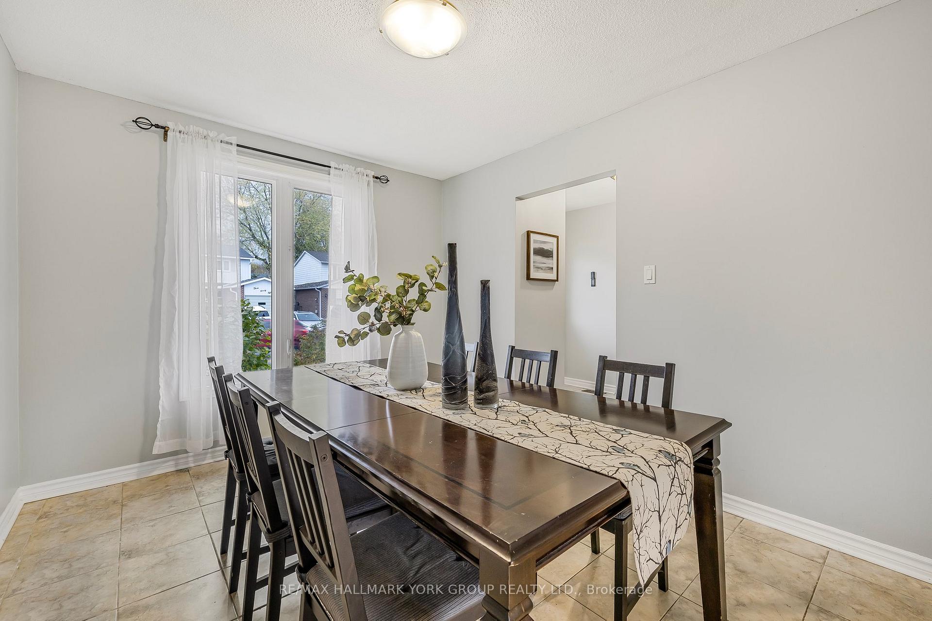 Photo 6 of 401 Handley Crescent, Newmarket, Central Newmarket — HOMEH
