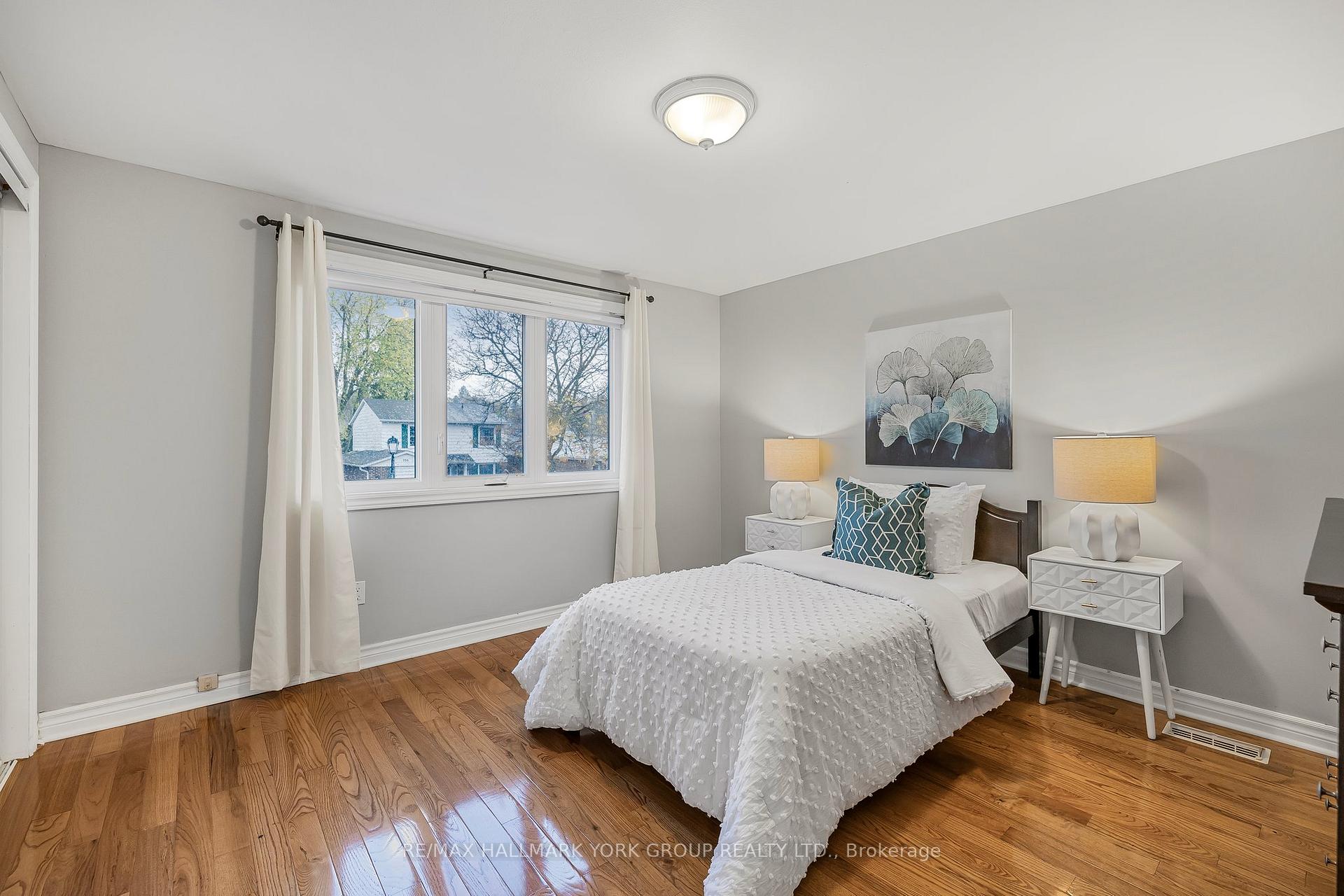 Photo 7 of 401 Handley Crescent, Newmarket, Central Newmarket — HOMEH