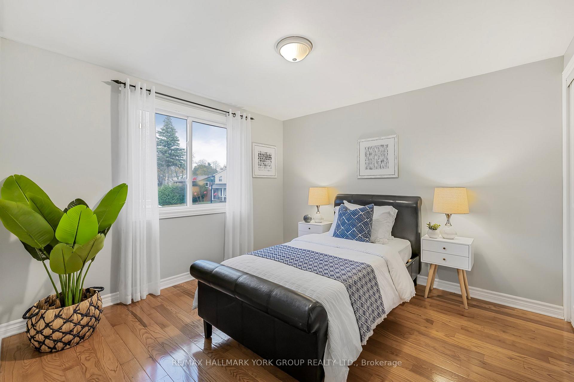 Photo 10 of 401 Handley Crescent, Newmarket, Central Newmarket — HOMEH
