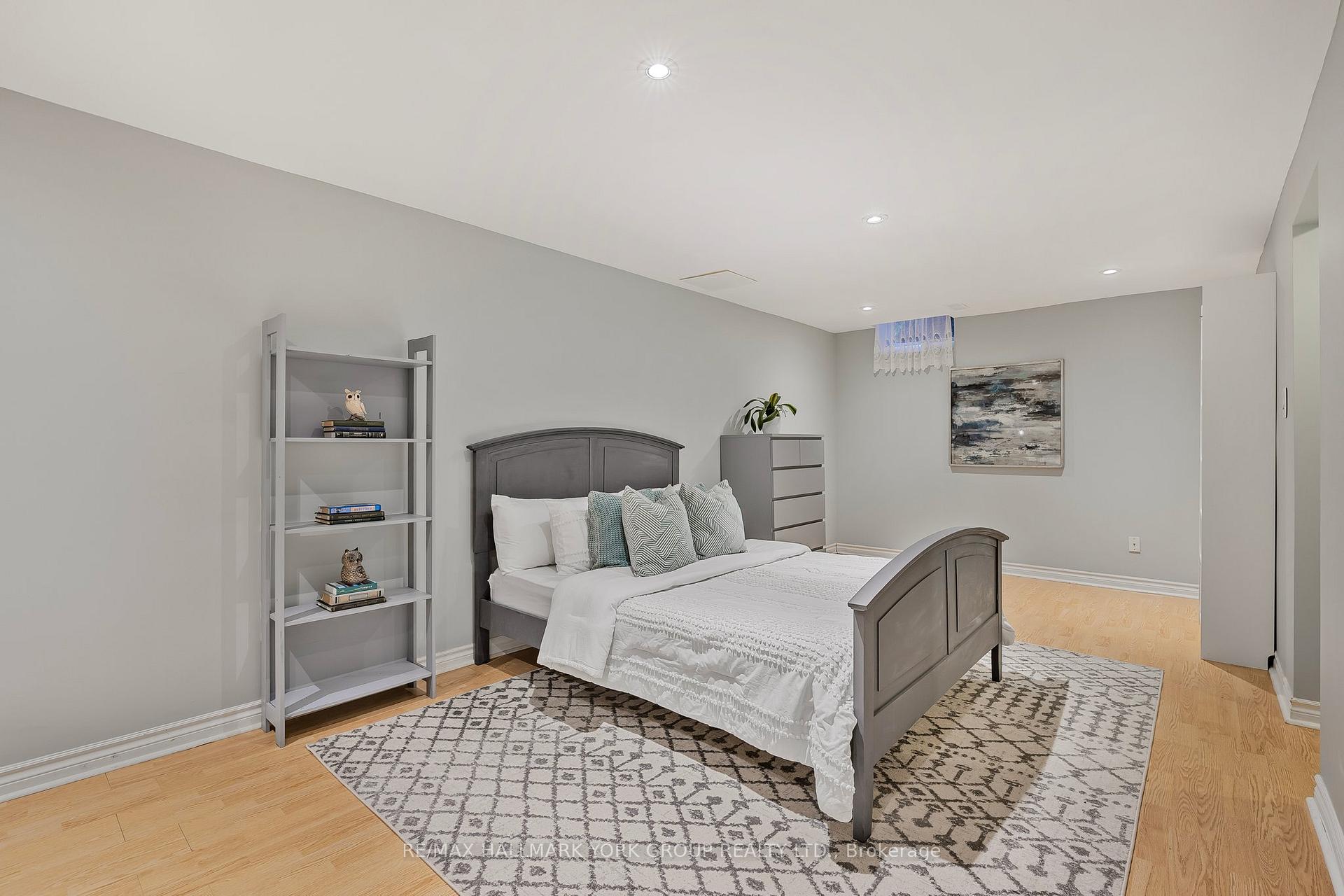 Photo 11 of 401 Handley Crescent, Newmarket, Central Newmarket — HOMEH