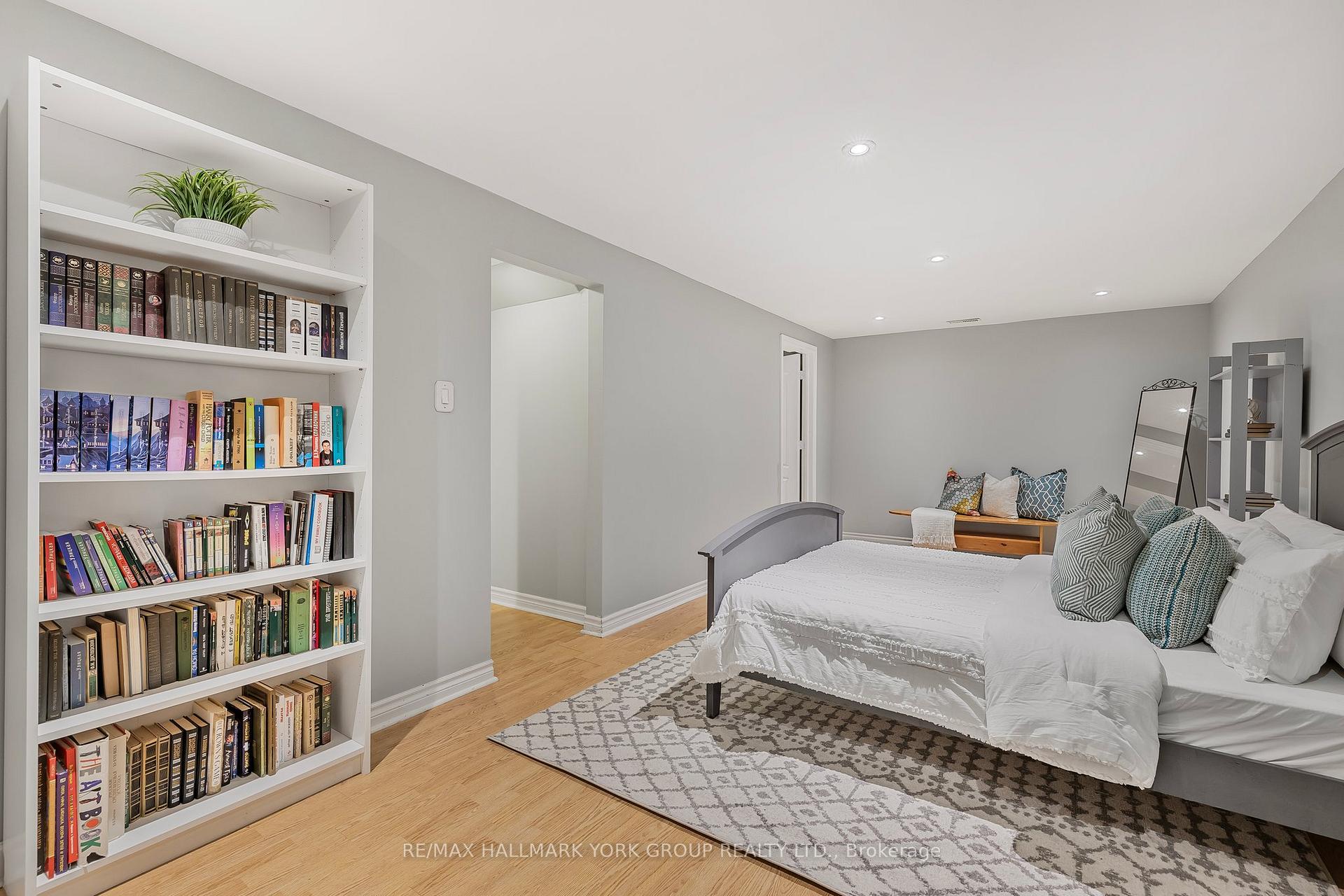 Photo 12 of 401 Handley Crescent, Newmarket, Central Newmarket — HOMEH