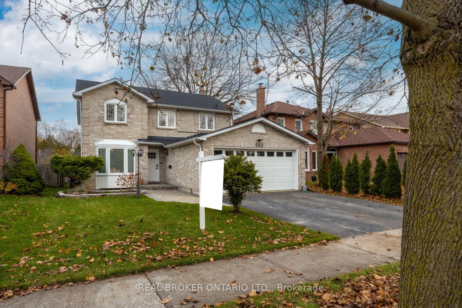 Photo 3 of 662 Cognac Crescent, Pickering, Amberlea — HOMEH
