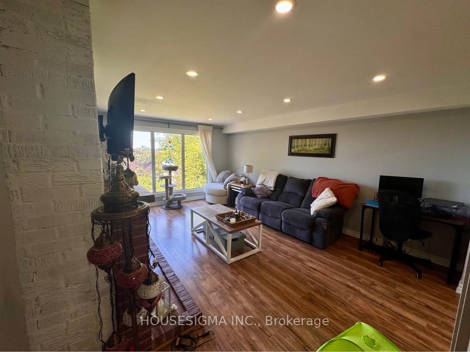Photo 3 of 116 Grandview Street S, Oshawa, Donevan — HOMEH