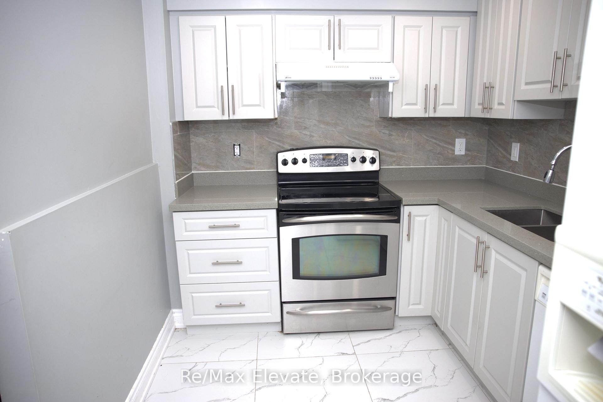 Photo 4 of 508 Summerpark Crescent, Pickering, Amberlea — HOMEH