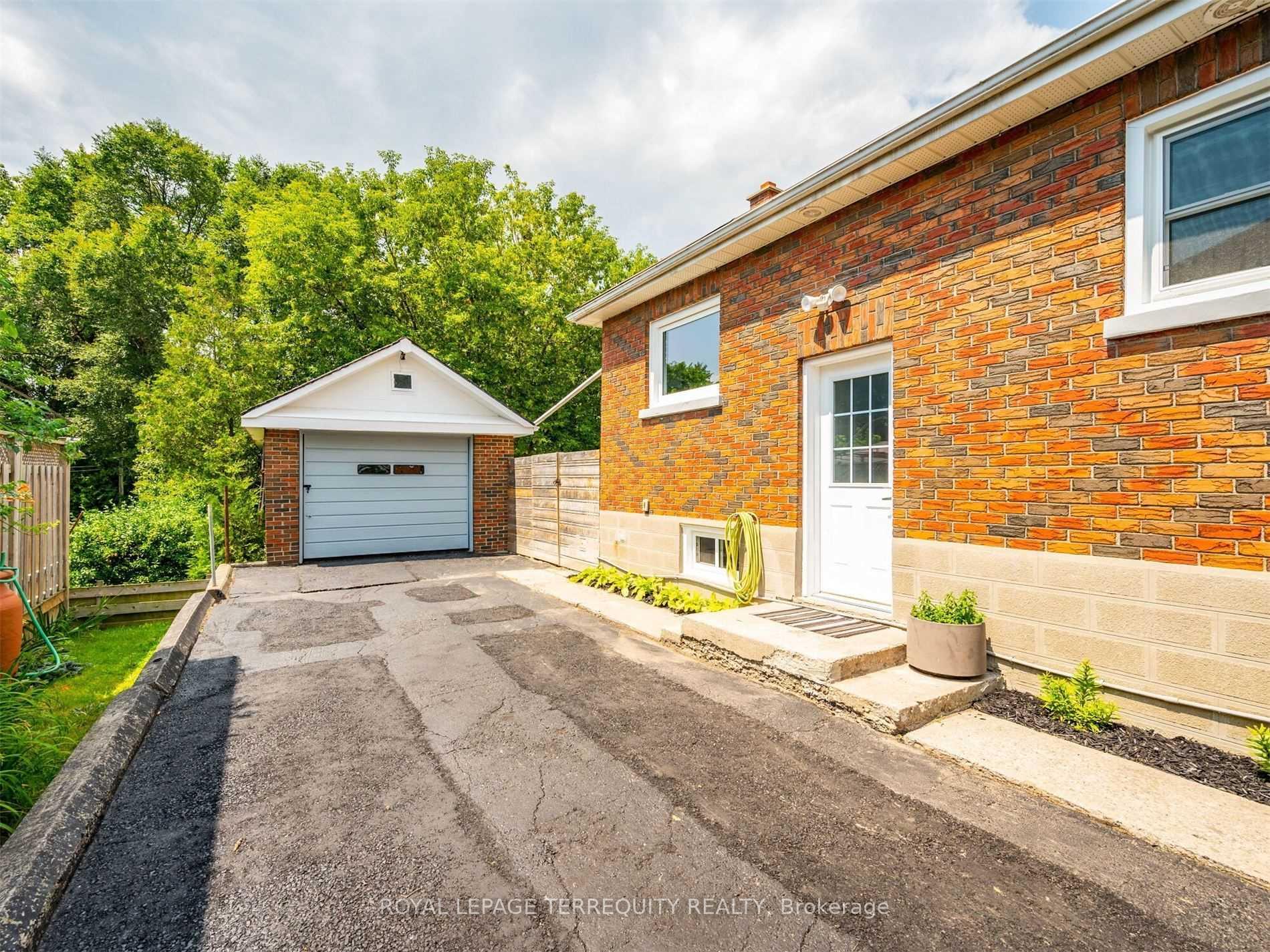 Front of Unit BSMT, 822 Douglas Street