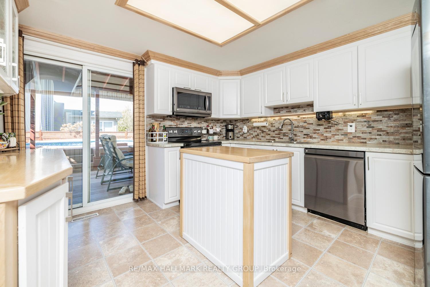 Photo 12 of 1717 Tache Way, Ottawa, Fallingbrook/Pineridge — HOMEH