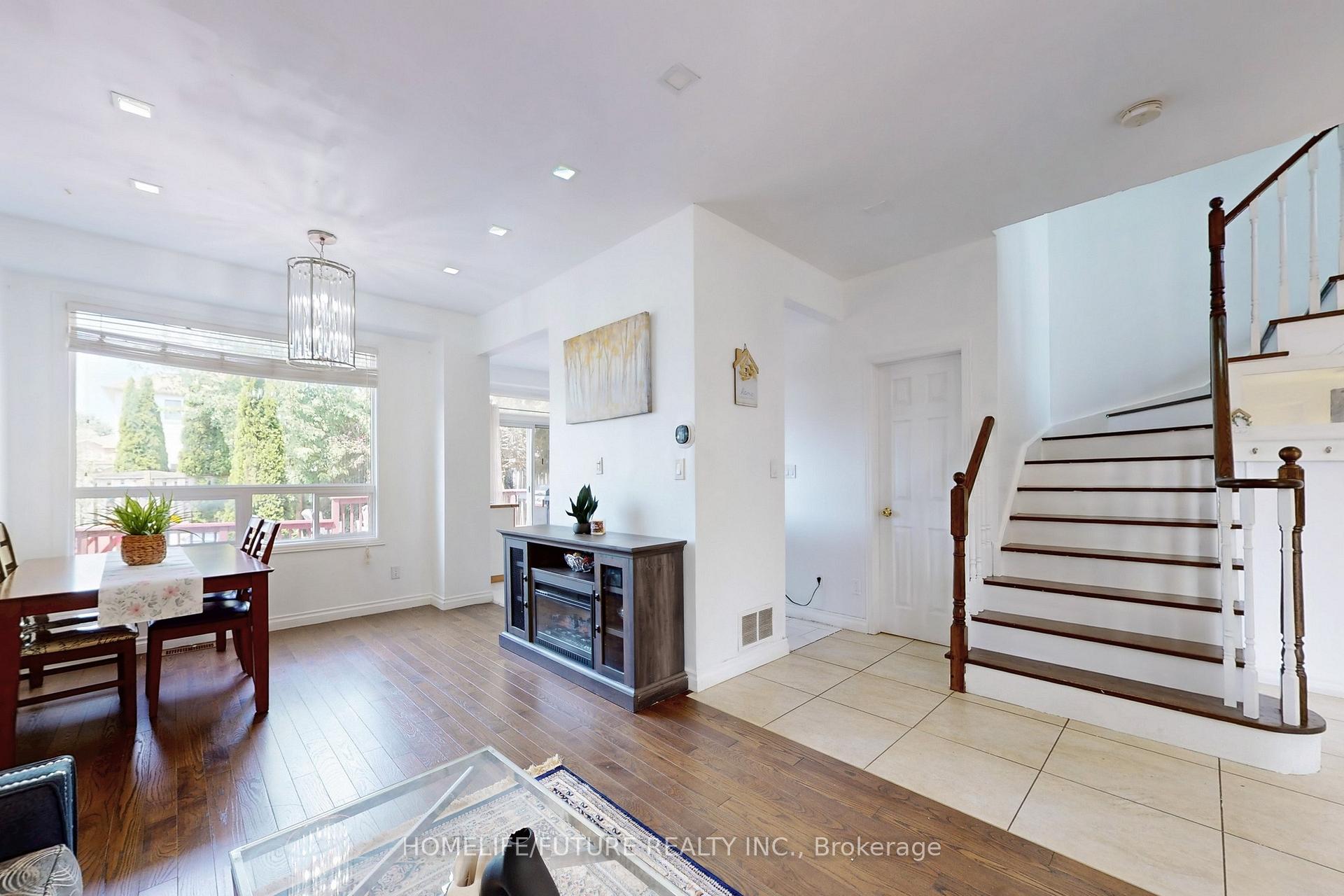 Photo 3 of 1109 Timberland Crescent, Oshawa, Pinecrest — HOMEH