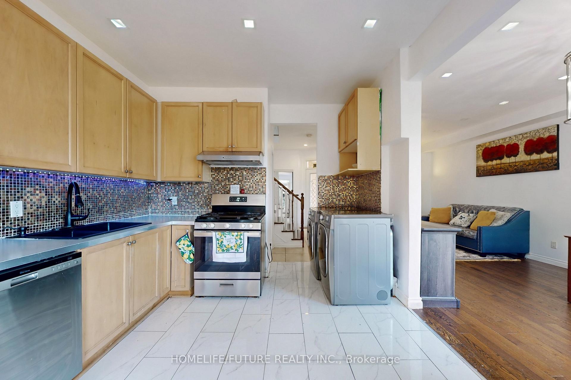 Photo 4 of 1109 Timberland Crescent, Oshawa, Pinecrest — HOMEH